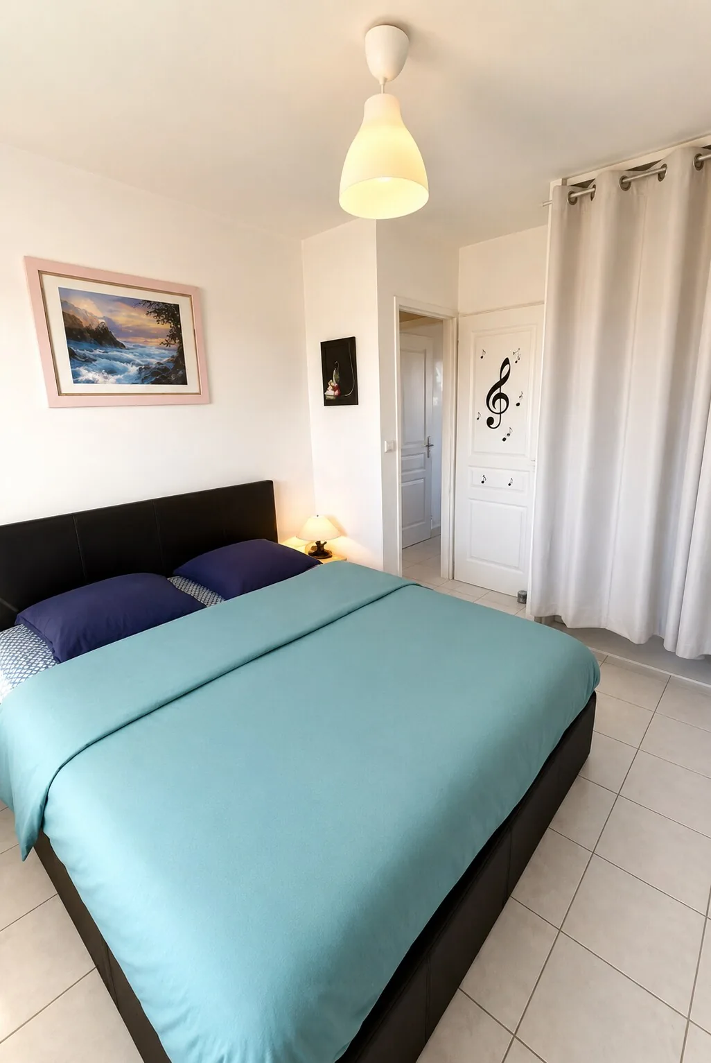 Chambre bleue de la Villa Yenna avec lit double