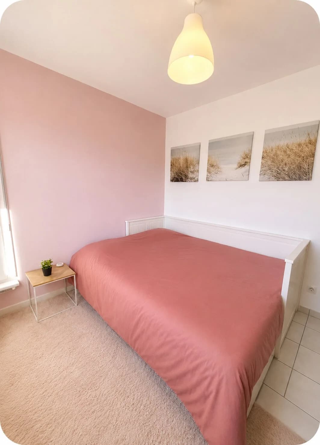 Chambre rose de la Villa Yenna avec lit double