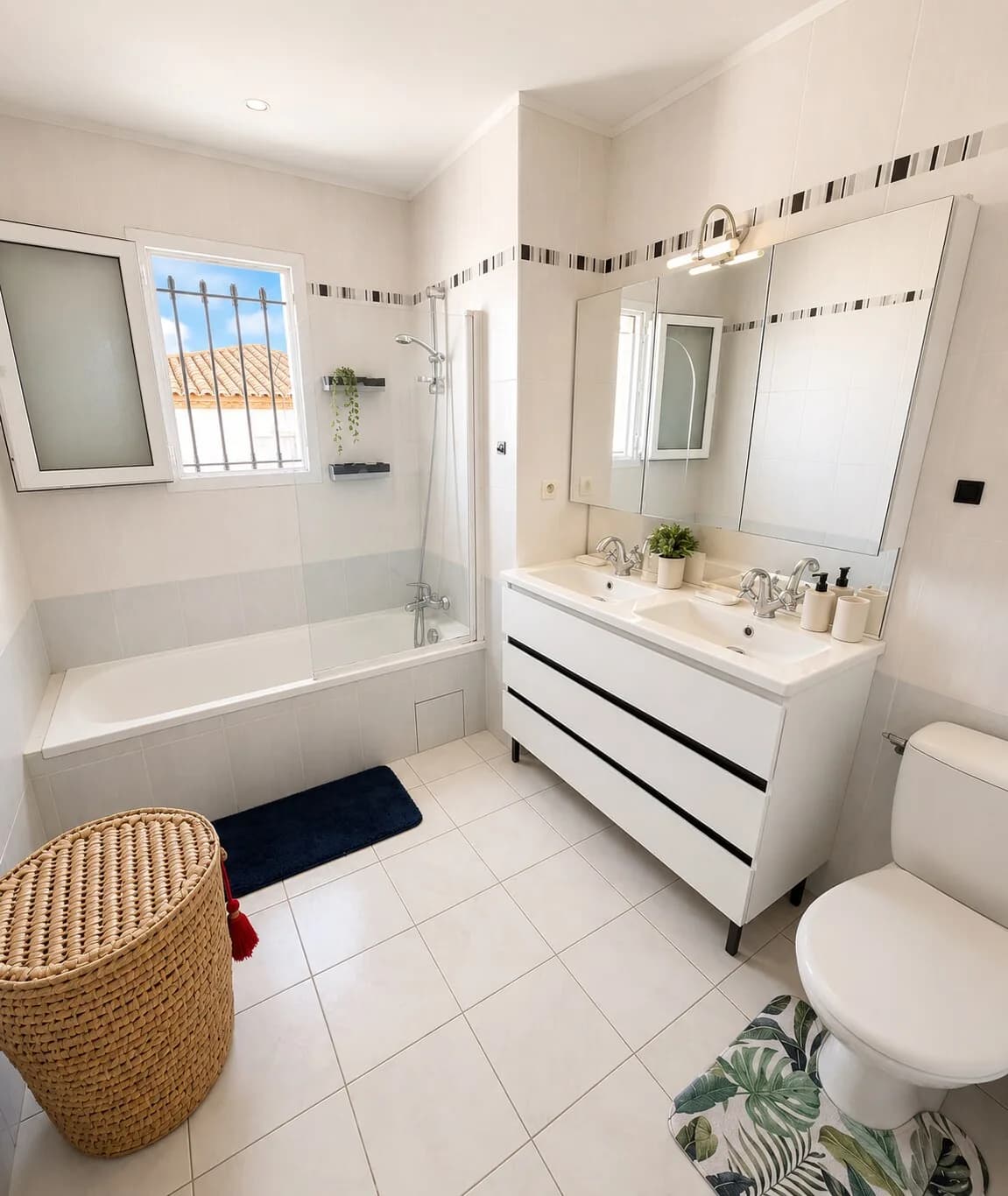 La salle de bain de la Villa Yenna, baignoire et double vasque