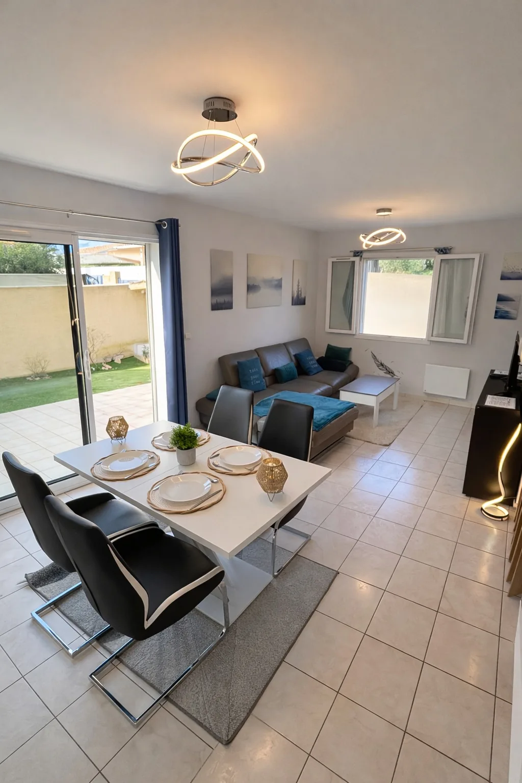 La salle à manger de la Villa Yenna avec sa table pour six