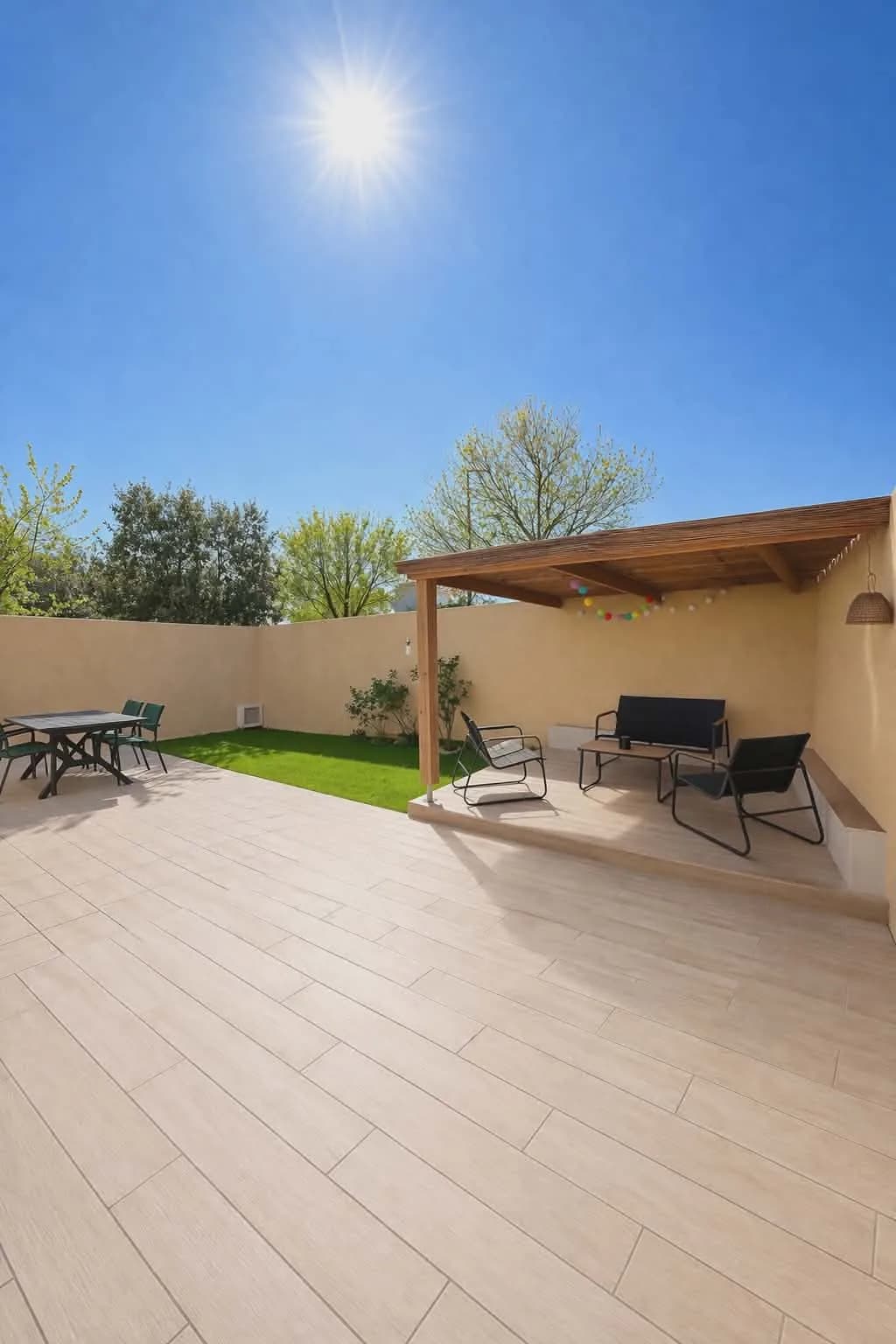 Le jardin clos et la terrasse plein sud de la Villa Yenna au matin
