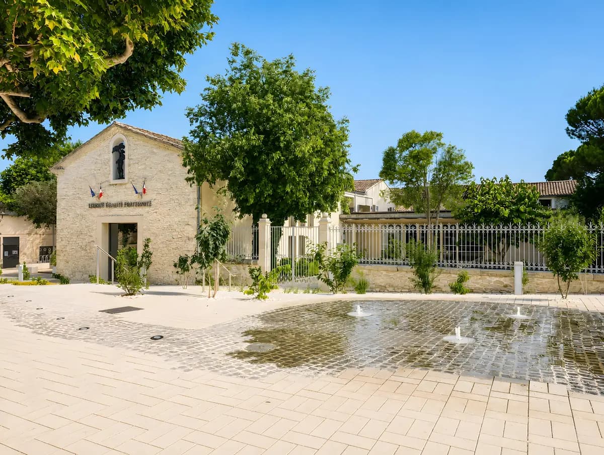 La place de la mairie de Vergèze, ses fontaines et ses platanes, à dix minutes à pied de la Villa Yenna