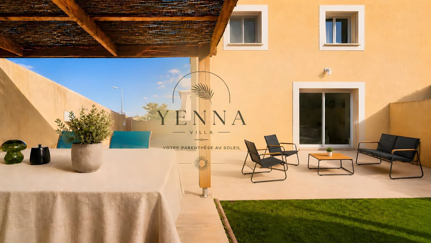 La terrasse et son salon d’extérieur à la Villa Yenna, sous le logo Yenna